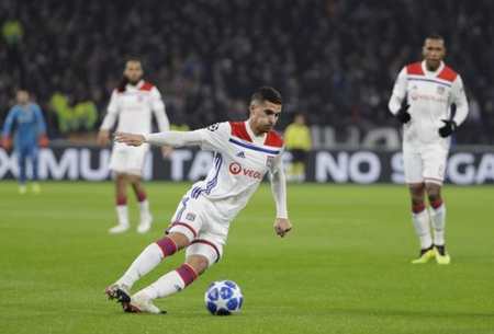 阿斯顿维拉在埃梅里带领下强势冲击英超争冠，与阿森纳激烈争夺榜首。