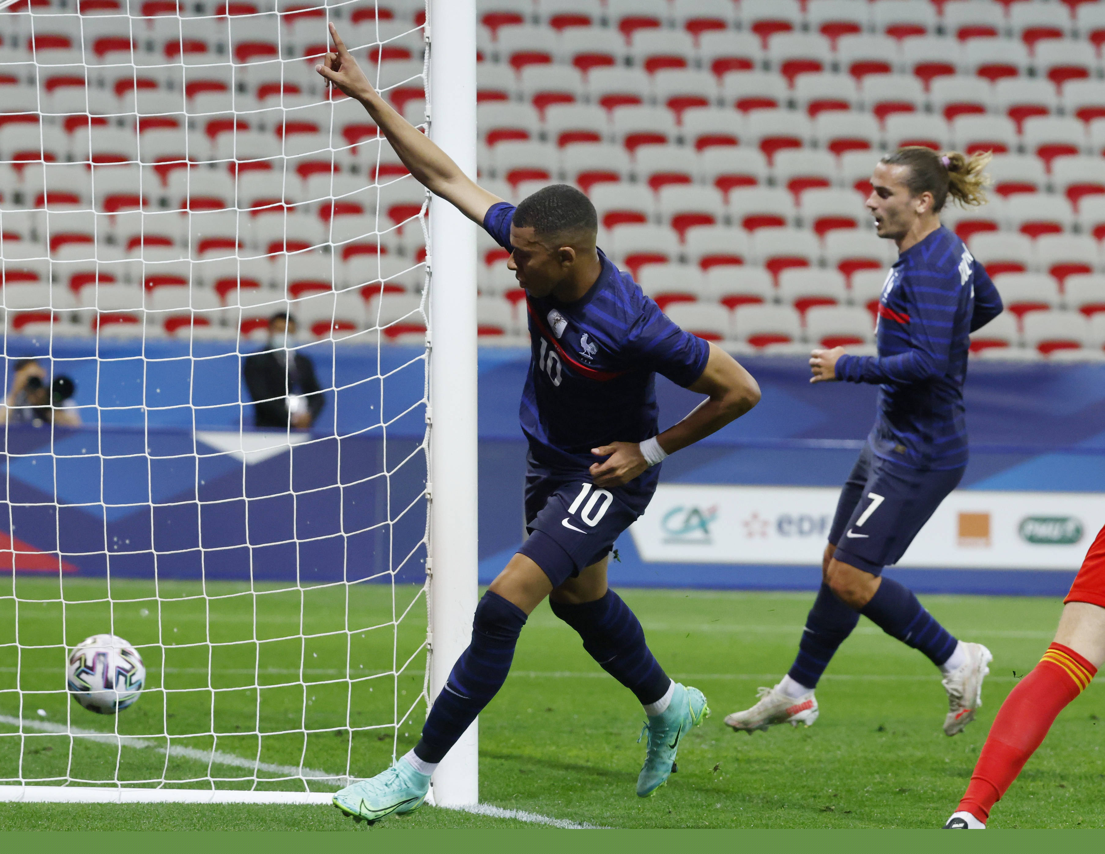 皇马vs曼城半场数据：射正1-5，控球率曼城领先