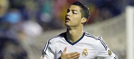 阿斯顿维拉在埃梅里带领下强势冲击英超争冠，与阿森纳激烈争夺榜首。