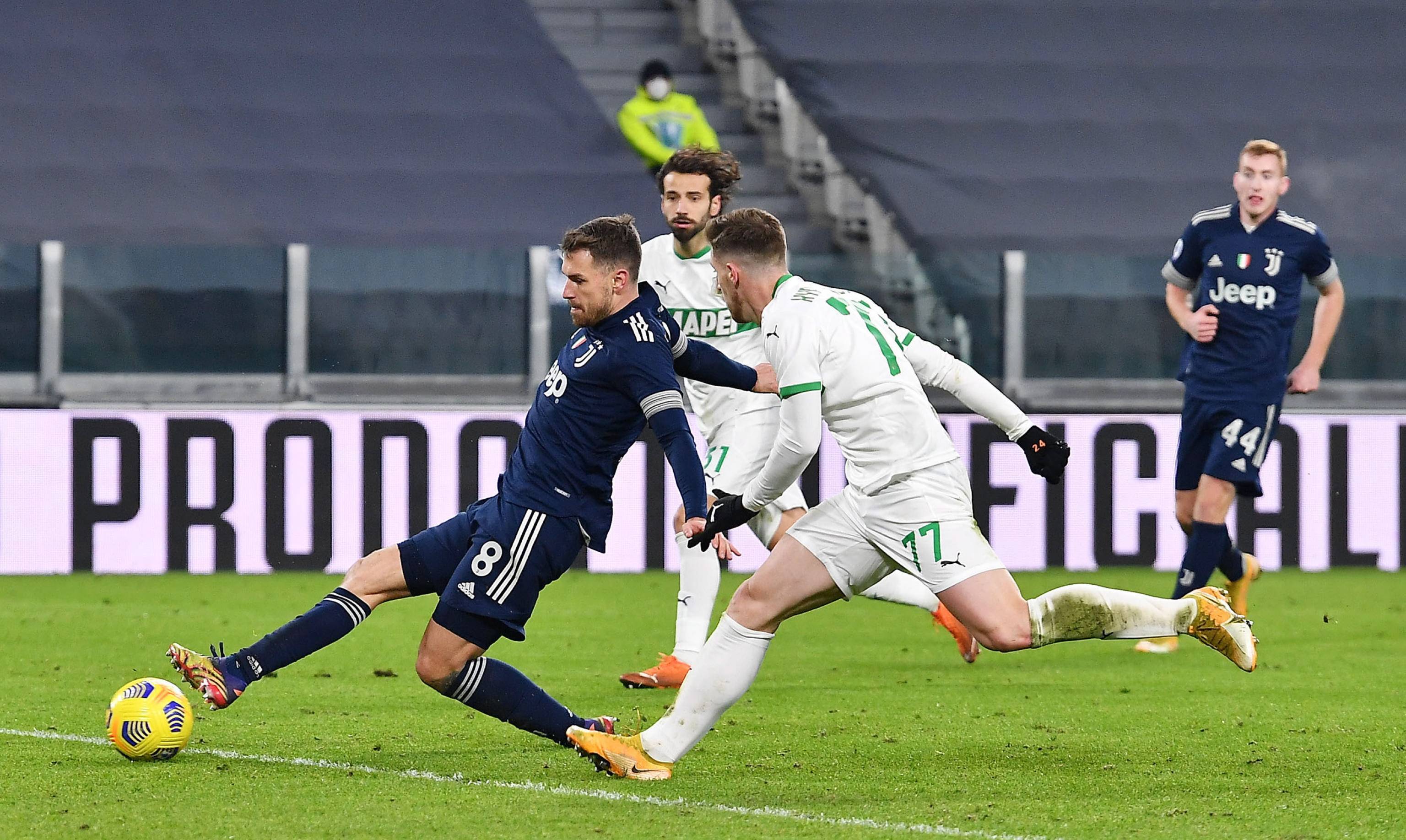 肚子略大，球迷质疑姆伯莫身体状态，随后阿莫林给予后者支持