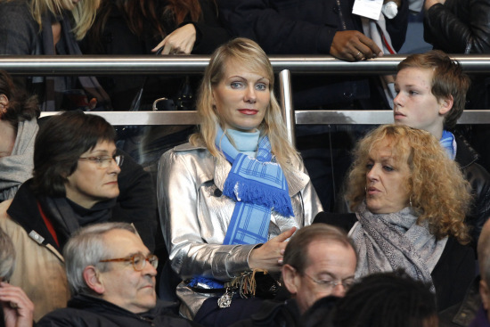 前锋关键时刻破门，球队士气高涨