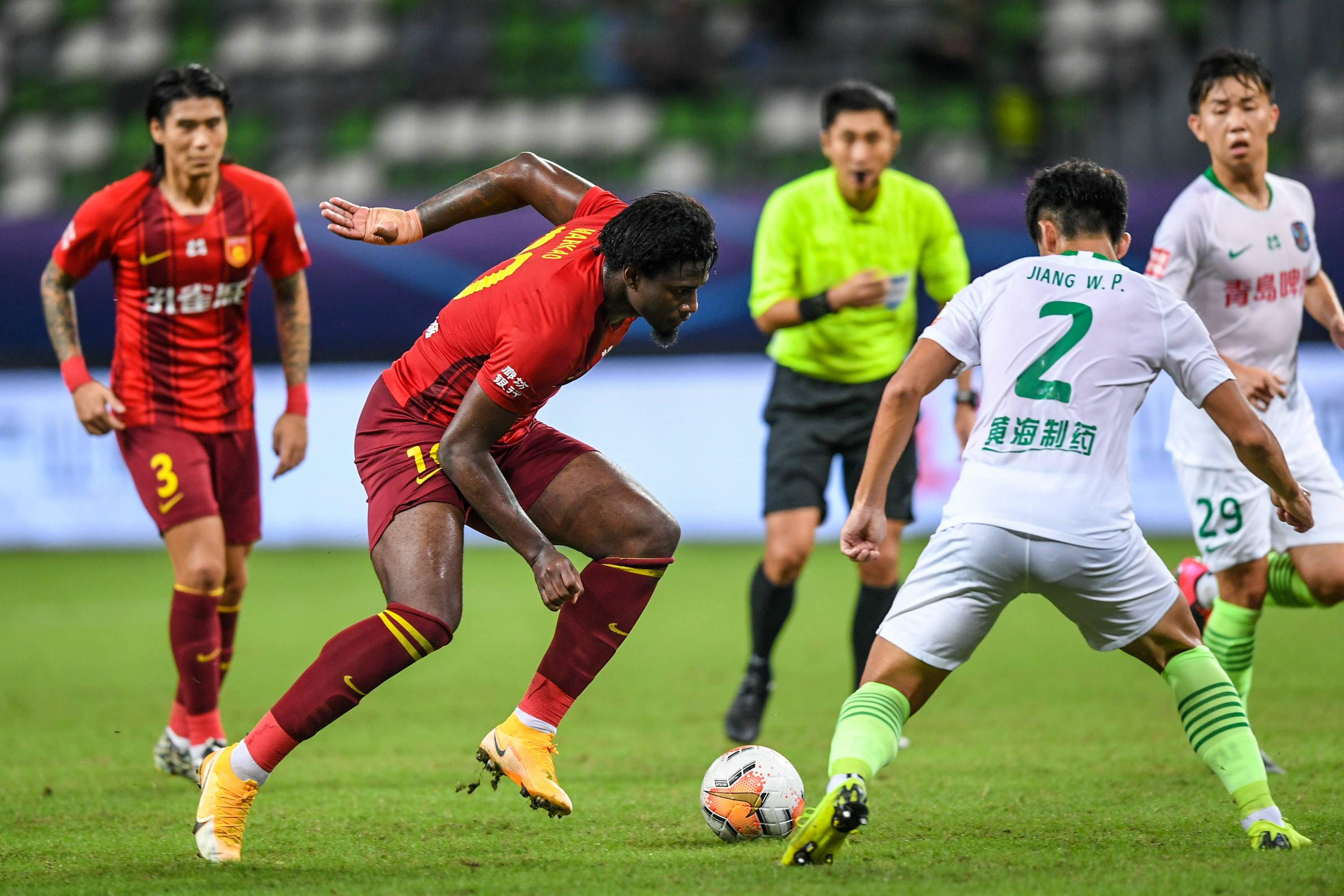 替补神兵！凯尔登·约翰逊5分钟轰13分，带队反超湖人9分