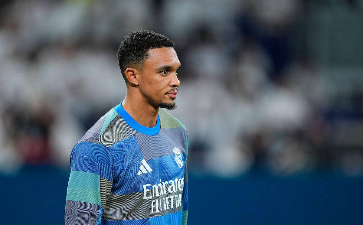 阿利松妻子晒术后照，阿利松此前因个人事务返回巴西